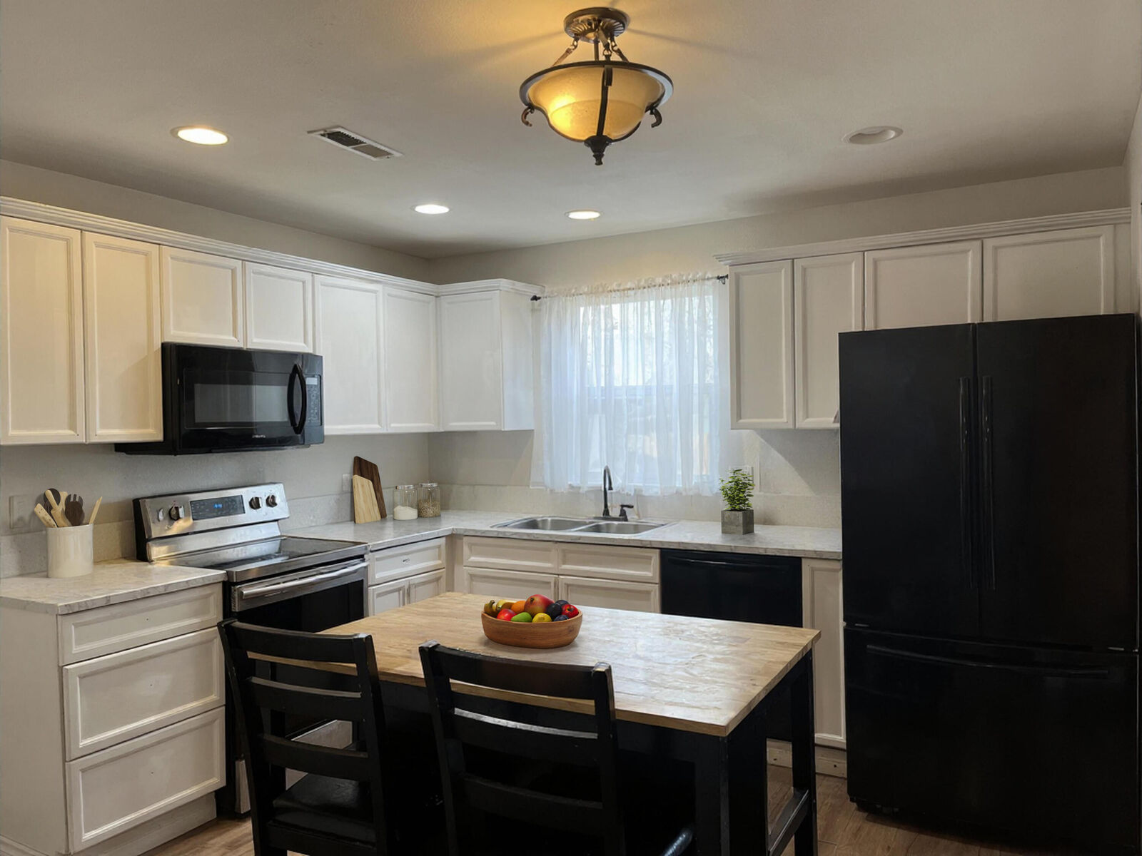 Property Photo:  3433 SW Kalama Avenue  OR 97756 