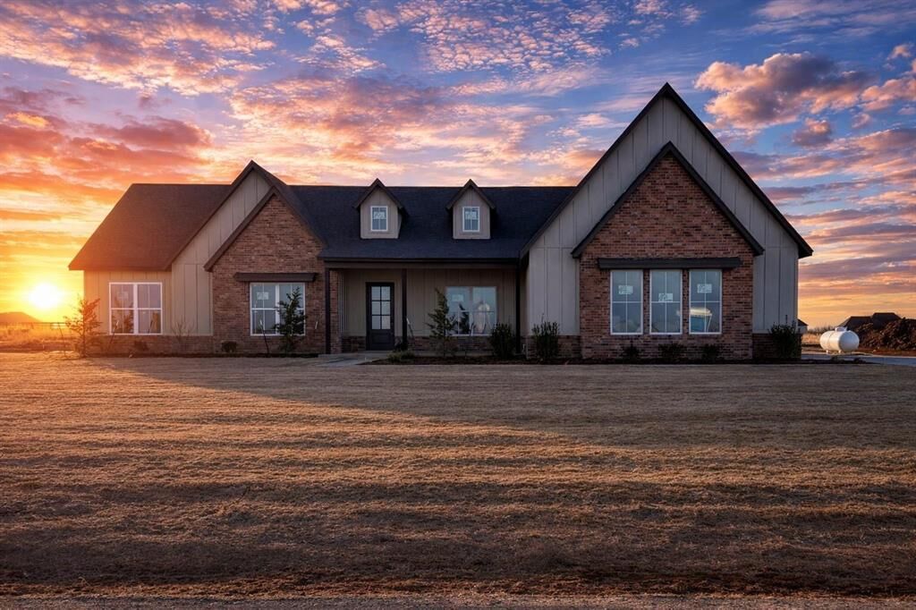 Property Photo:  2541 S May Avenue  OK 73044 