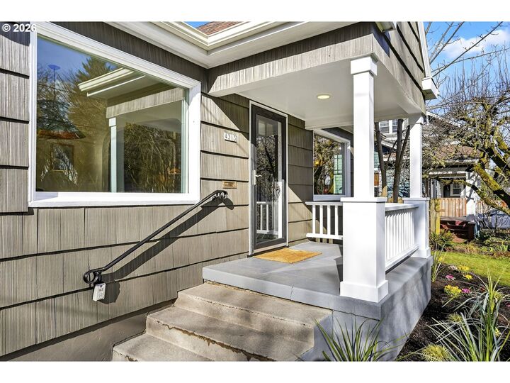 Property Photo:  4313 NE Hazelfern Pl  OR 97213 