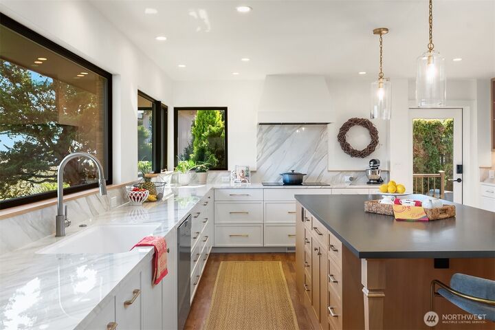 Property Photo:  7315  51st Avenue NE  WA 98115 