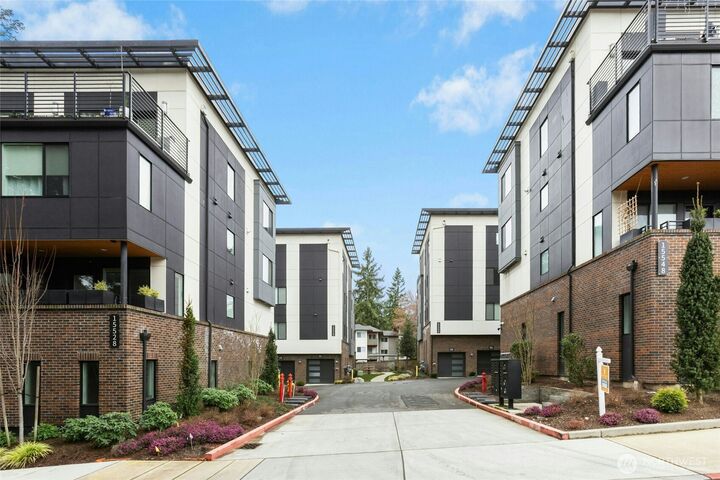 Property Photo:  15538 NE 15th Place 400  WA 98007 