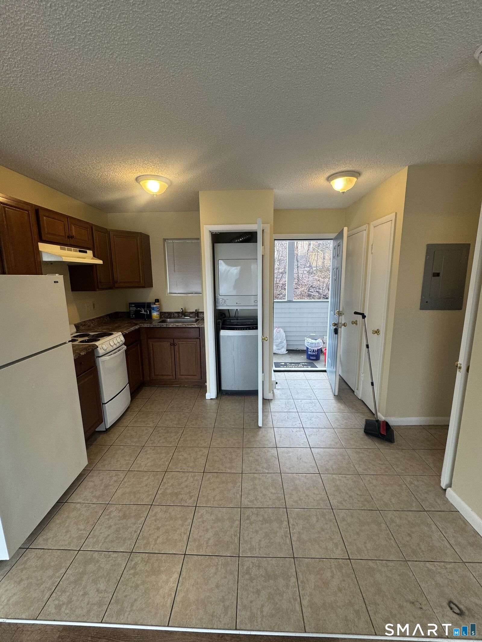 Property Photo:  4 Warwick Street Apt 17  CT 06513 