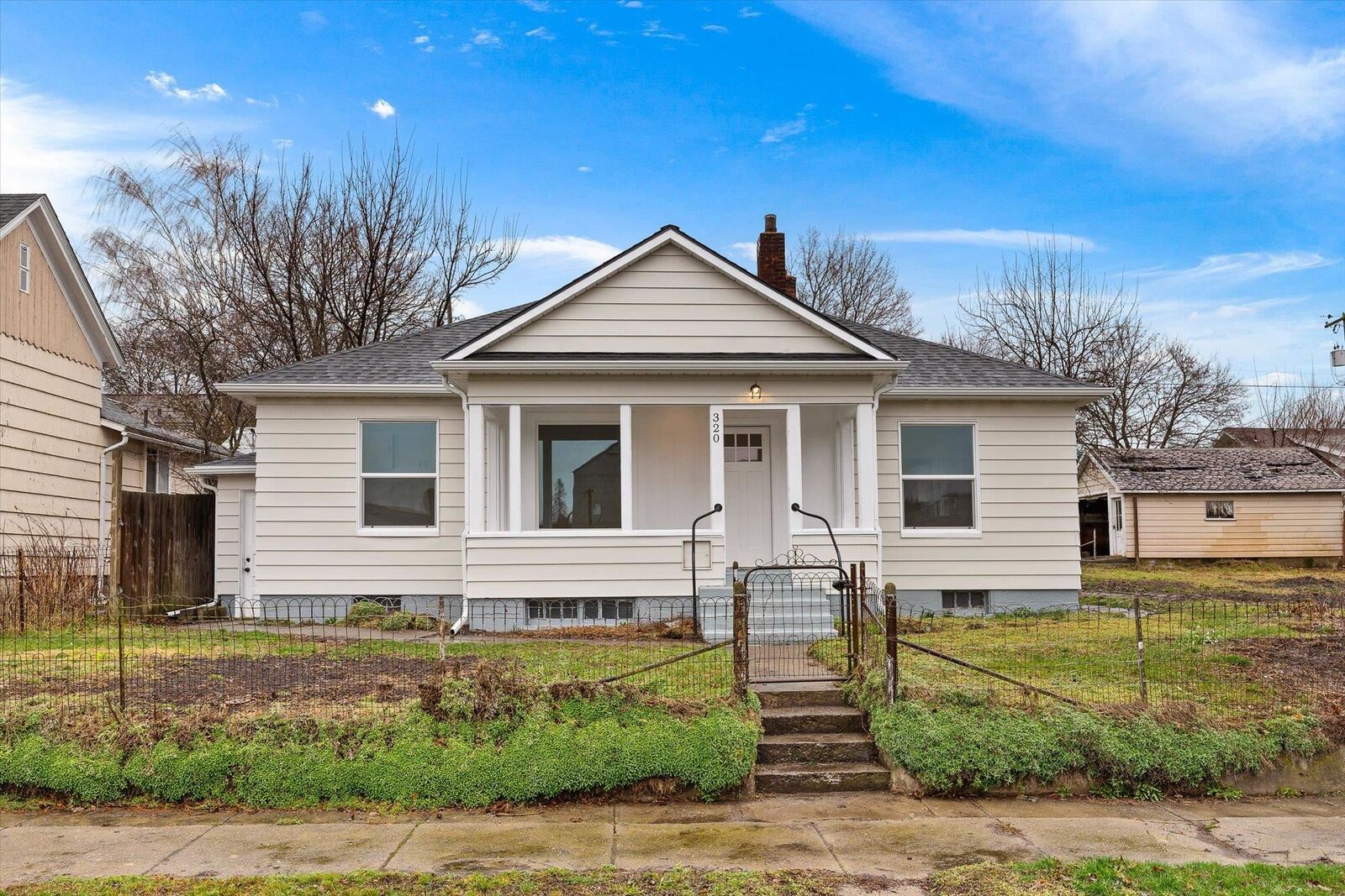 Property Photo:  320 S Crosby St  WA 99033 