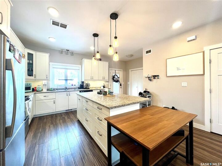 Property Photo:  1411 2nd Avenue N  SK S7K 2G5 