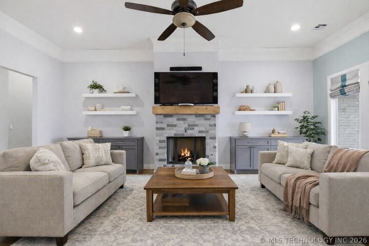 Property Photo:  809 E Edgewater Place  OK 74012 