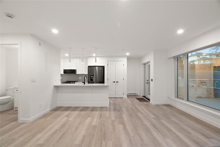 Property Photo:  1102 Esquimalt Rd Th1  BC V9A 0L3 