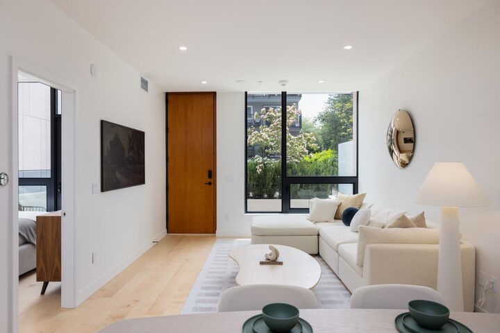Property Photo: 135 E 13th Street Th8 BC V7L 0J8