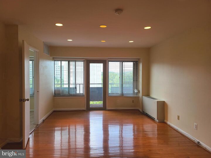 Property Photo:  5340 Holmes Run Parkway 709  VA 22304 