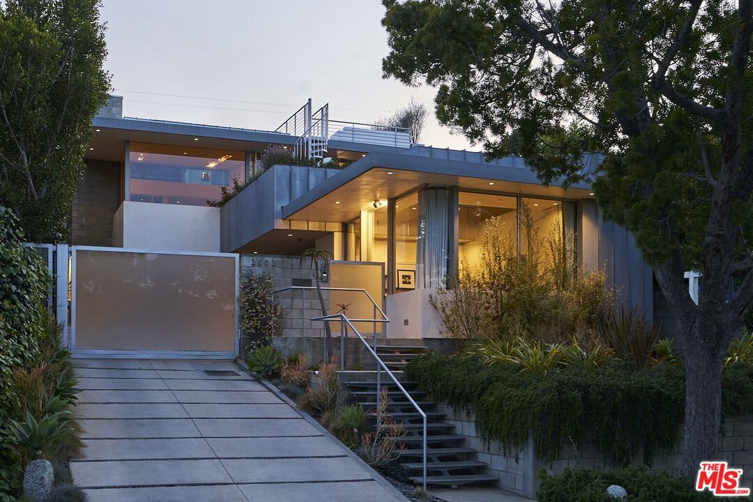 Property Photo:  2502 7th St  CA 90405 