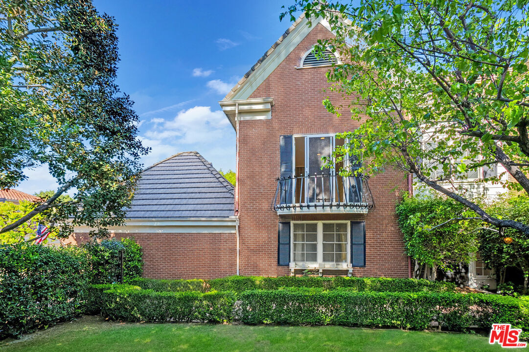 Property Photo:  12386 Ridge Cir  CA 90049 