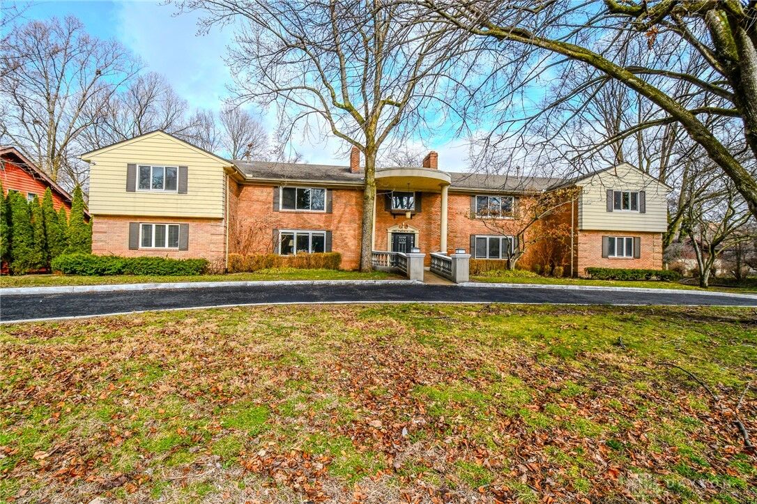 Property Photo: 121 E Schantz 4 OH 45409