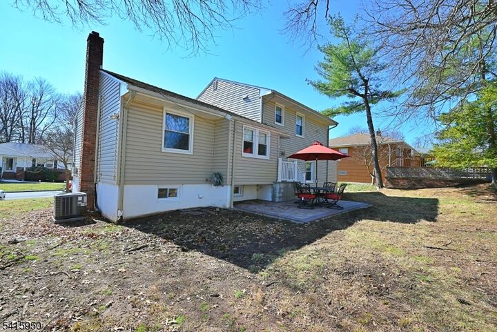 Property Photo:  7 Robin Rd  NJ 07023 