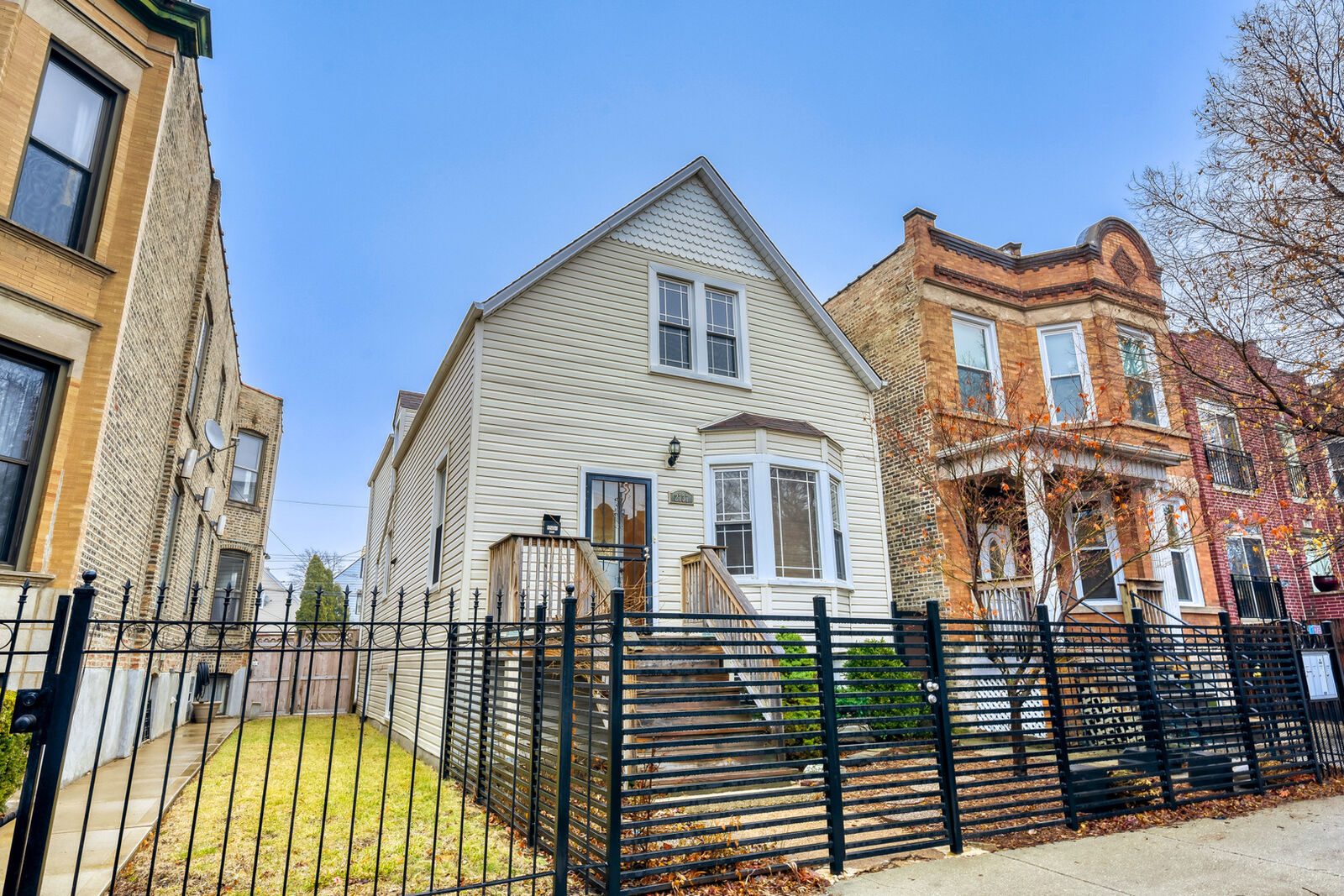 Property Photo:  2737 N Central Park Avenue  IL 60647 