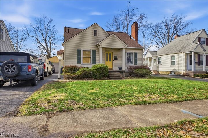 Property Photo: 696 Meadowbrook Avenue SE OH 44484