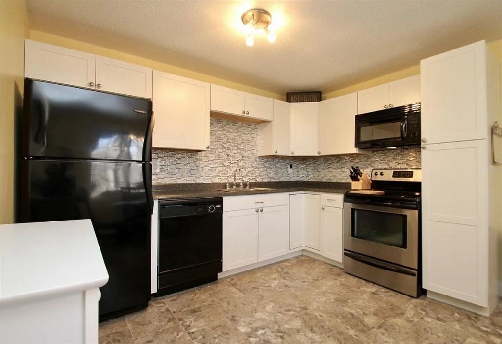Property Photo:  2200 Skyline Dr 6  MA 01854 