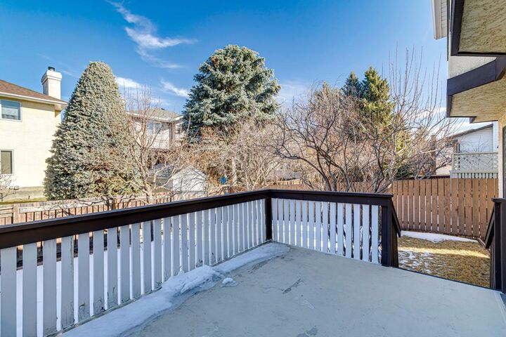 Photo de la propriété:  68 Woodstock Road SW  AB T2W 5W2 