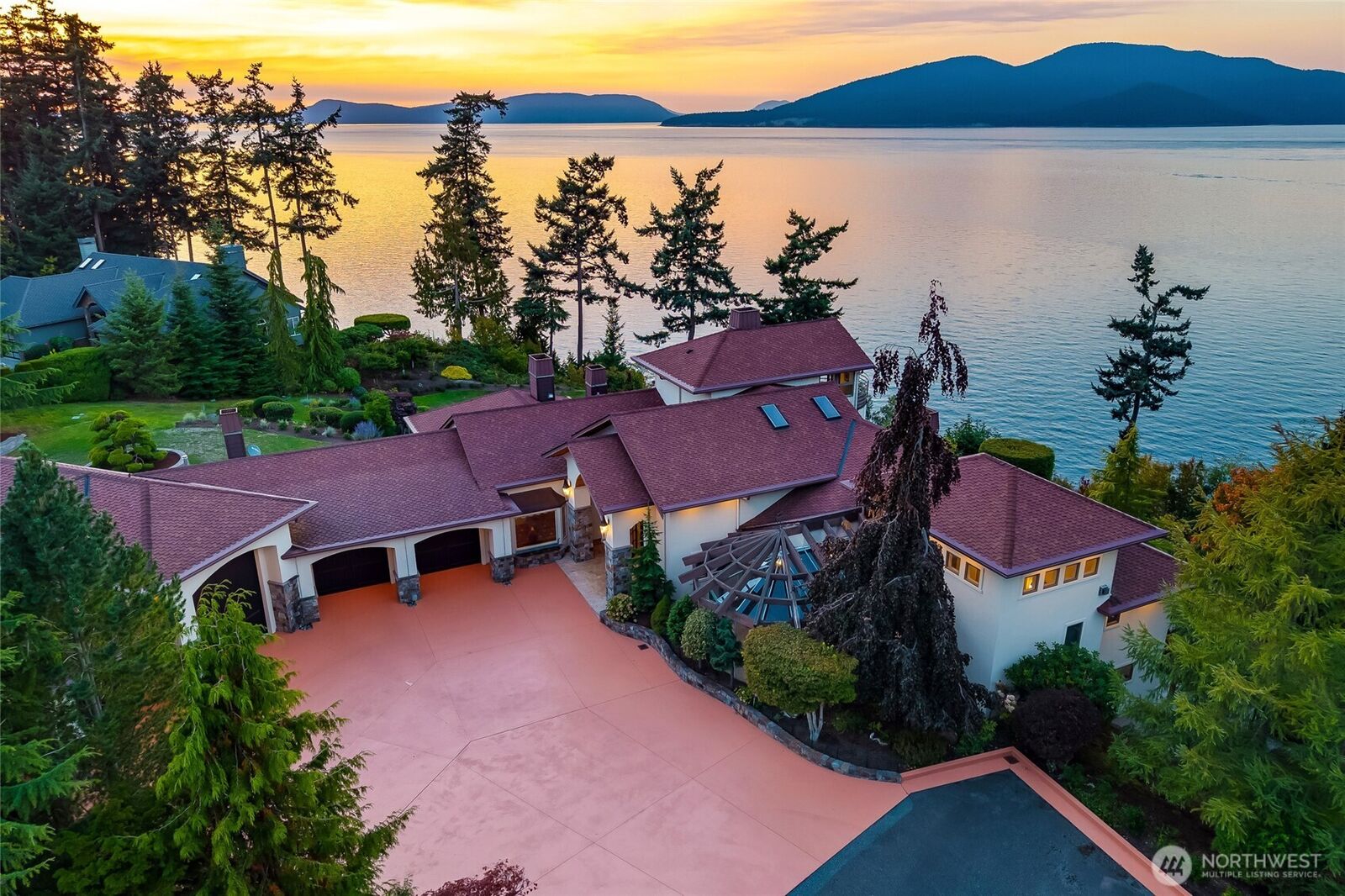 Property Photo: 4002 Oakes Avenue WA 98221