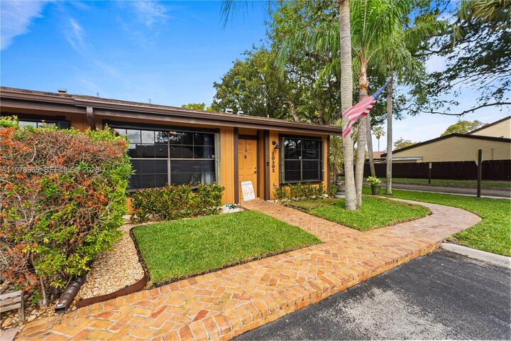 Property Photo:  10301 Laurel Ct  FL 33026 