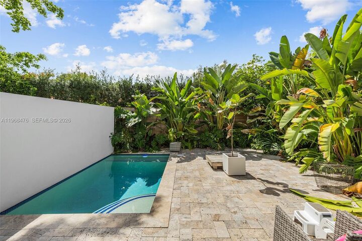 Property Photo:  442 SW 15th Rd  FL 33129 