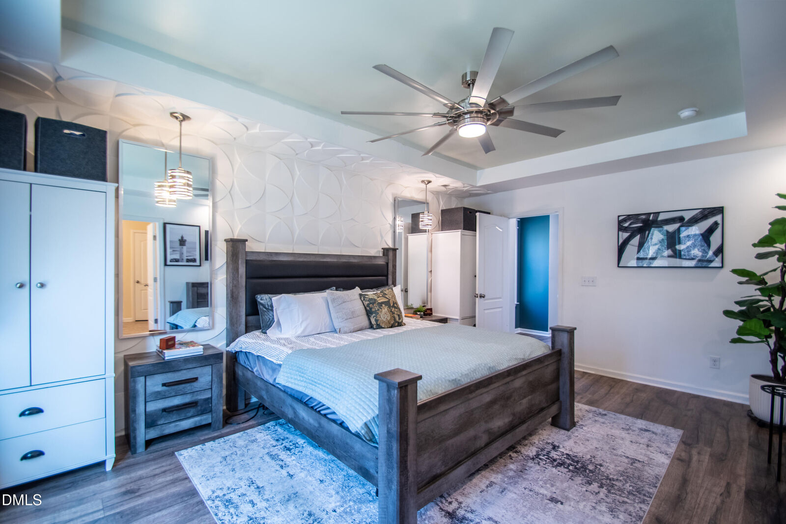 Property Photo: 1004 Ledgemont Court NC 27526