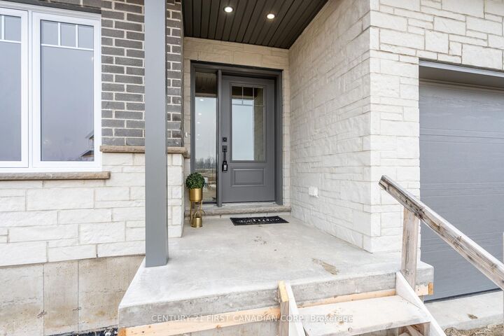 Photo de la propriété:  27 Sheldabren Street  ON N0M 1A0 