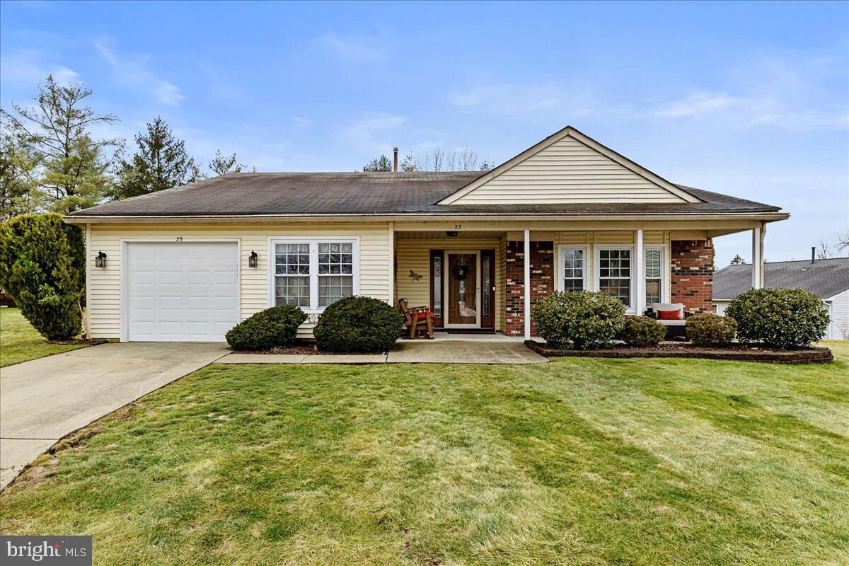 Property Photo:  23 Meadowwood Court  NJ 08022 