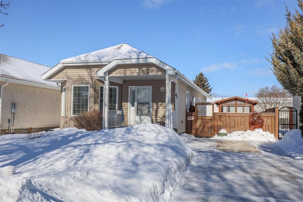 Property Photo:  47 Hirt Crescent  MB R2N 3H9 