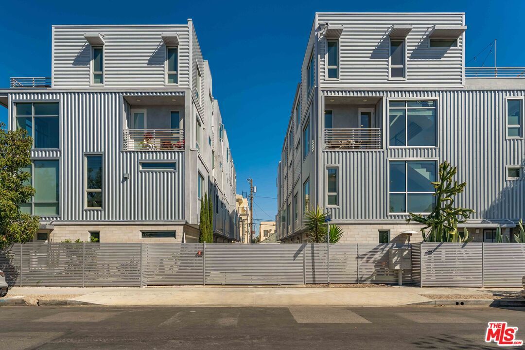 Property Photo: 6024 W Beachwood Ln CA 90038