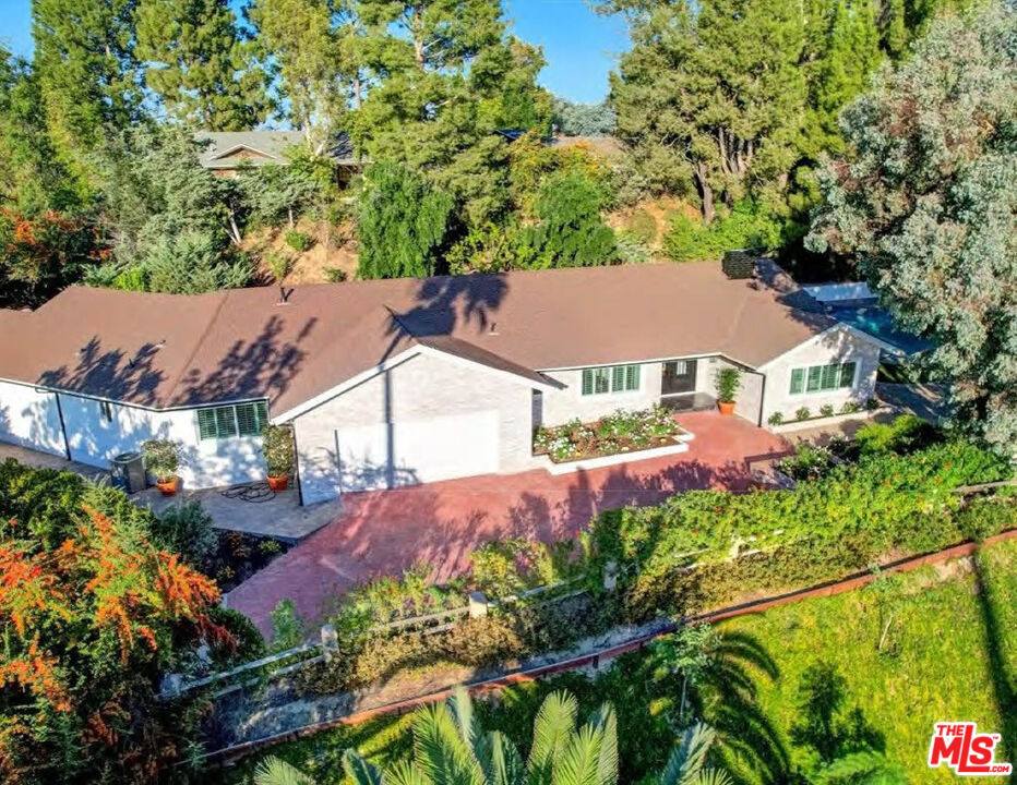 Property Photo:  4732 Del Moreno Dr  CA 91364 