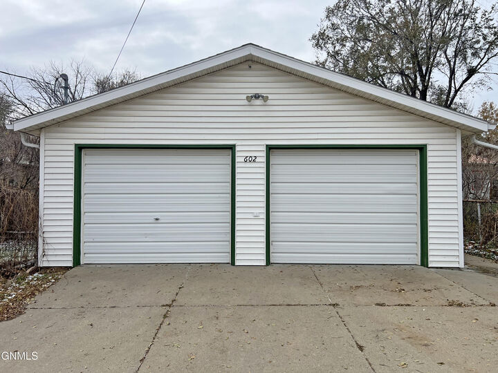 Property Photo: 602 Collins Avenue ND 58554