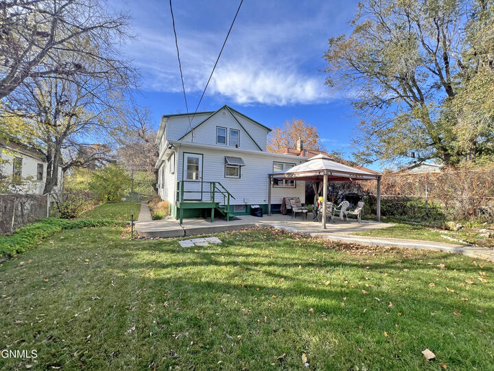 Property Photo:  602 Collins Avenue  ND 58554 