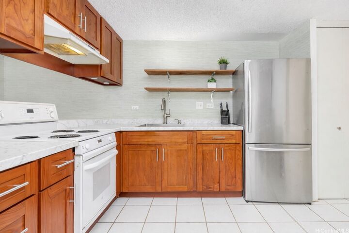 Property Photo: 440 Lewers Street 402 HI 96815