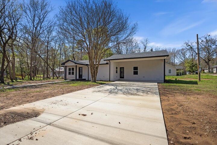 Property Photo:  702 S Montgomery  TX 75644 