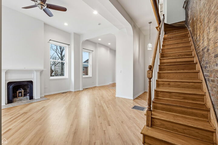 Property Photo:  2058 W Washington Boulevard  IL 60612 