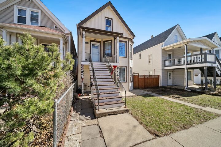 Property Photo: 3355 N Hamlin Avenue IL 60618