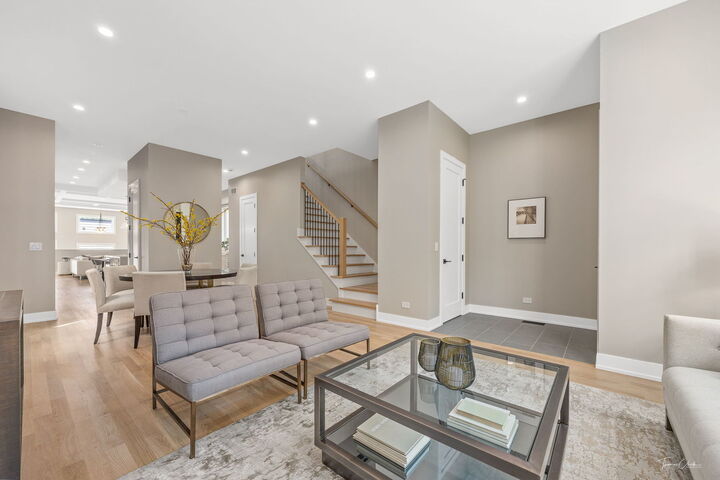 Property Photo: 1638 W Wolfram Street IL 60657