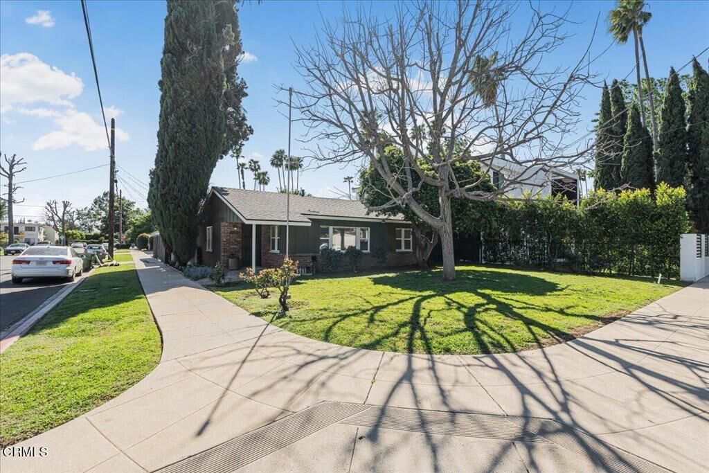 Property Photo:  13902 Calvert Street  CA 91401 