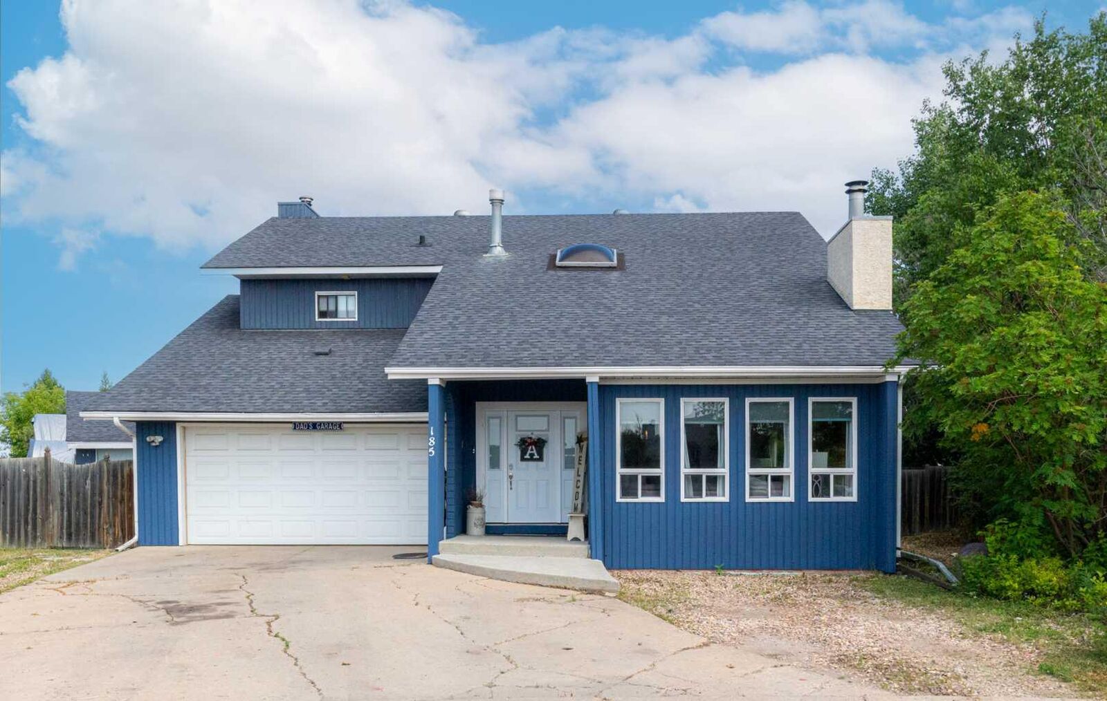 Property Photo: 185 Oaks Bay AB T9K 1P9