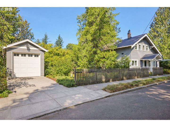 Property Photo:  4003 SW Hillsdale Ave  OR 97239 