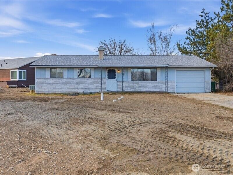 Property Photo:  702  West Ridge Drive  WA 98841 