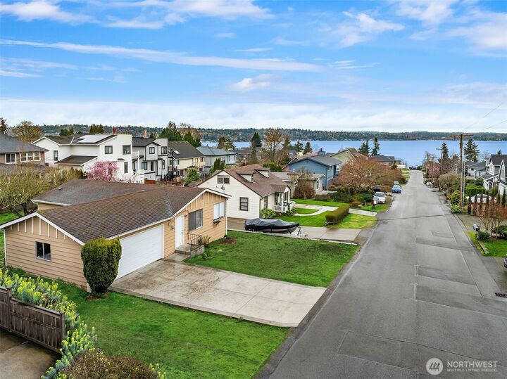 Property Photo:  1111 N 33rd Street  WA 98056 