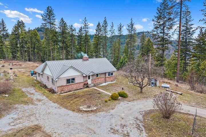 Property Photo:  2852 C Horseshoe Lake Rd  WA 99109 