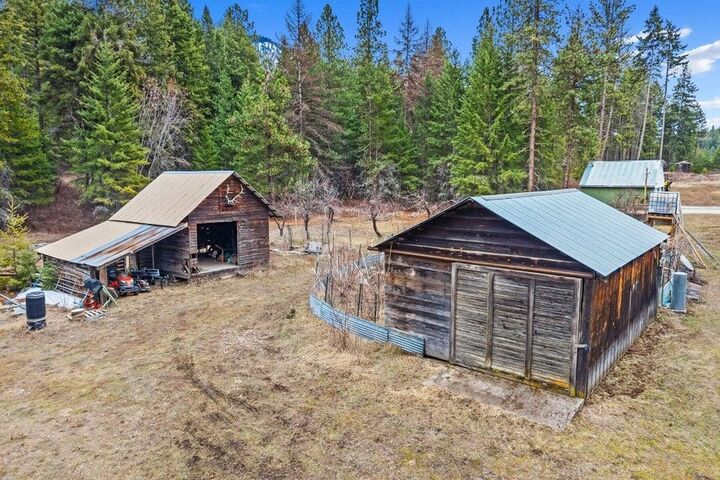 Property Photo:  2852 C Horseshoe Lake Rd  WA 99109 