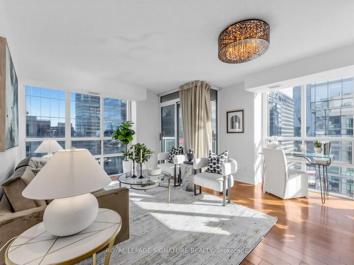30 Grand Trunk Crescent 3906 — photo 1