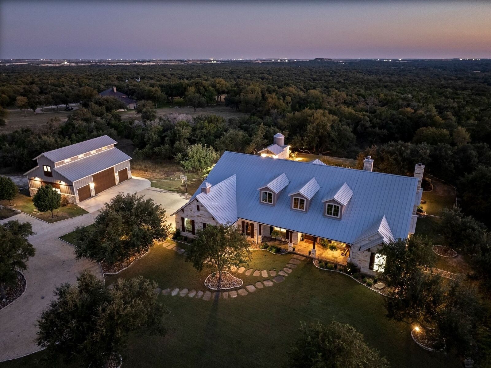 Property Photo: 221 Palomino Cove TX 76537