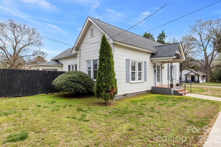 Property Photo:  302 S Maple Street  NC 28034 