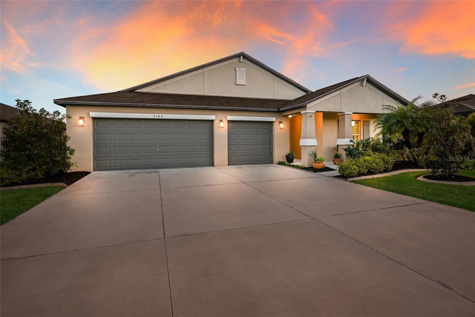 Property Photo: 5109 Olano Street FL 34221