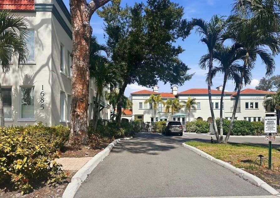 Property Photo: 1685 Laurel Street 4 FL 34236