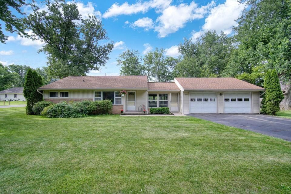 Property Photo:  1905 W Franklin Street  MI 49203 