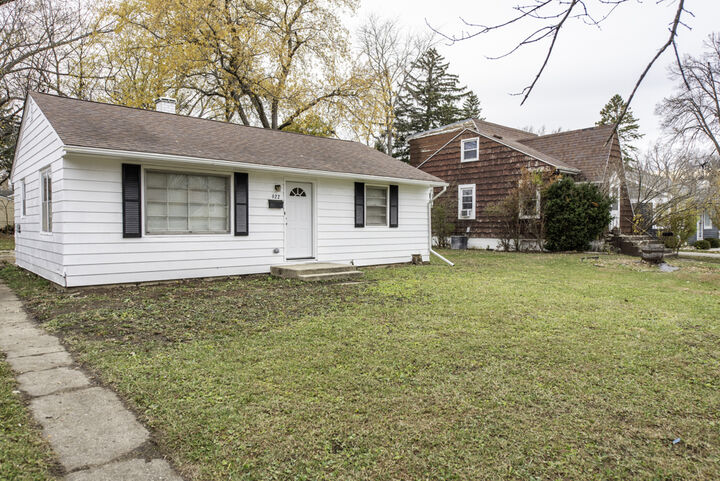 Property Photo:  922 Landon Avenue  IL 60096 